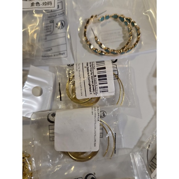 Wholesale Lot of Assorted Fashion Jewelry and Earrings (Approx. 40 Pieces) - Picture 10 of 16